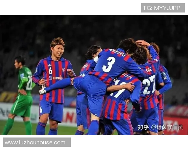 瞬间爆发的速度与力量 足球球星精彩抓拍定格激情时刻